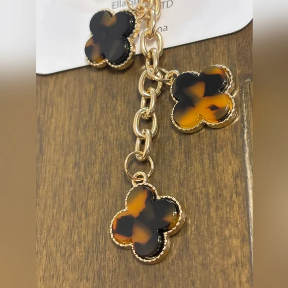 Quatrefoil Leopard Printed Keychain And Just Ximena Brushes - Picture 5 of 17